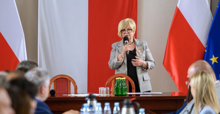 Zdjęcie przedstawia uczestników podpisania umów w ramach programów rządowych