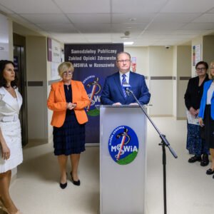 Zdjęcie przedstawia dyreltora szpitala MSWiA podczas uroczystego otwarcia apteki szpitalnej