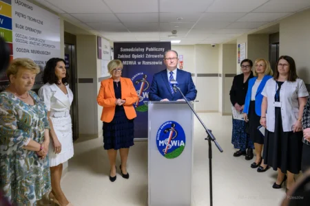 Zdjęcie przedstawia dyreltora szpitala MSWiA podczas uroczystego otwarcia apteki szpitalnej