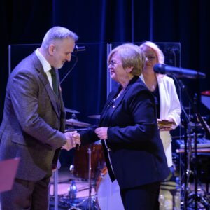 Teresa Kubas-Hul, Wojewoda Podkarpacki gratuluje Pawłowi Steczkowskiemu Medalu „Zasłużony Kulturze Gloria Artis”
