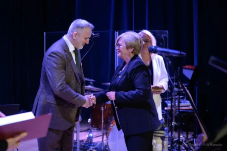 Teresa Kubas-Hul, Wojewoda Podkarpacki gratuluje Pawłowi Steczkowskiemu Medalu „Zasłużony Kulturze Gloria Artis”