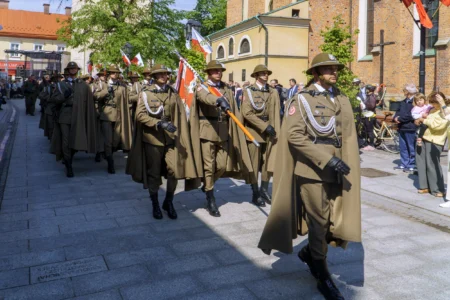 Zdjęcie przedstawia uczestników uroczystości Święta Konstytucji 3 Maja