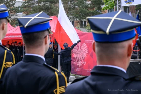 Zdjęcie przedstawia uczestników Wojewódzkich Obchodów Dnia Strażaka