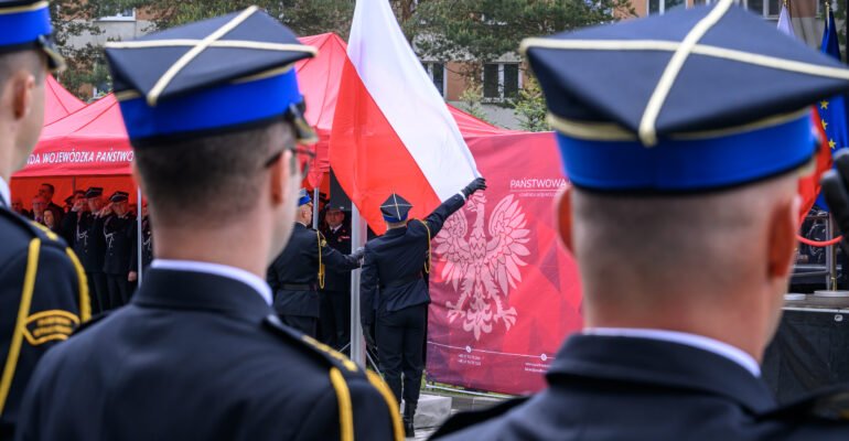 Zdjęcie przedstawia uczestników Wojewódzkich Obchodów Dnia Strażaka