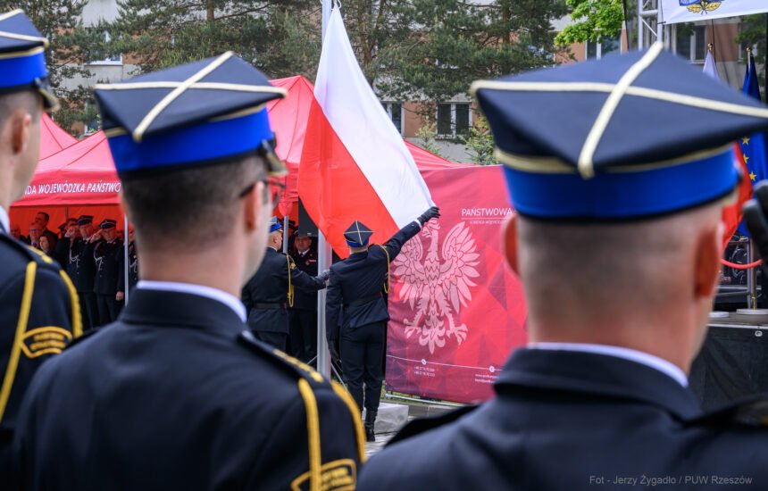 Zdjęcie przedstawia uczestników Wojewódzkich Obchodów Dnia Strażaka