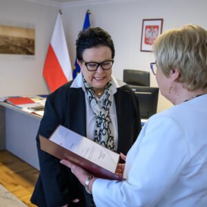 Zdjęcie przedstawia wojewodę podkarpackiego Teresę Kubas-Hul i konsultanta wojewódzkiego w dziedzinie patomorfologii dr Ewę Kazanowską