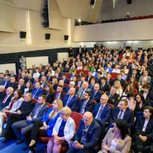 Zdjęcie przedstawia uczestników obchodów Dnia Samorządu Terytorialnego