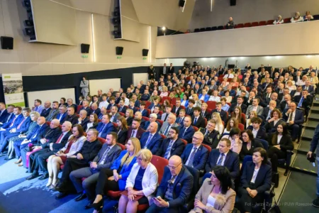 Zdjęcie przedstawia uczestników obchodów Dnia Samorządu Terytorialnego