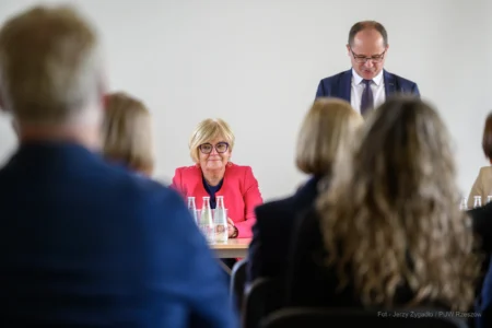 Zdjęcie przedstawia uczestników uroczystości podpisania umowy na zakup autobusów wodorowych