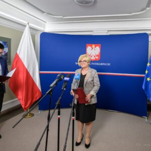 Zdjęcie przedstawia wojewodę podkarpackiego Teresę Kubas-Hul podczas konferencji prasowej