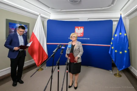 Zdjęcie przedstawia wojewodę podkarpackiego Teresę Kubas-Hul podczas konferencji prasowej