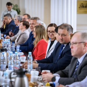 Zdjęcie przedstawia uczestników podpisania umów w ramach programów rządowych