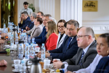 Zdjęcie przedstawia uczestników podpisania umów w ramach programów rządowych