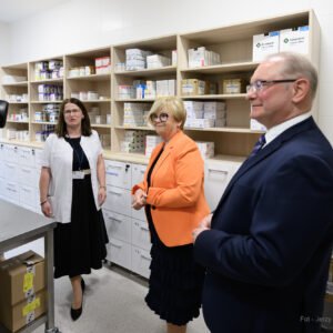 Zdjęcie przedstawia uczestników uroczystości otwarcia apteki szpitalnej