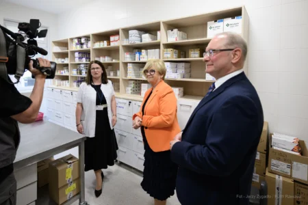 Zdjęcie przedstawia uczestników uroczystości otwarcia apteki szpitalnej