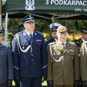 Zdjęcie przedstawia uczestników obchodów Narodowego Dnia Zwycięstwa