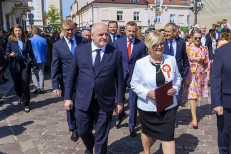 Zdjęcie przedstawia uczestników uroczystości Święta Konstytucji 3 Maja