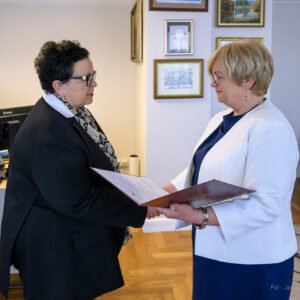 Zdjęcie przedstawia wojewodę podkarpackiego Teresę Kubas-Hul i konsultanta wojewódzkiego w dziedzinie patomorfologii dr Ewę Kazanowską
