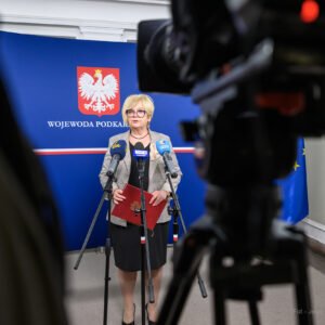 Zdjęcie przedstawia wojewodę podkarpackiego Teresę Kubas-Hul podczas konferencji prasowej