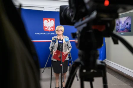 Zdjęcie przedstawia wojewodę podkarpackiego Teresę Kubas-Hul podczas konferencji prasowej