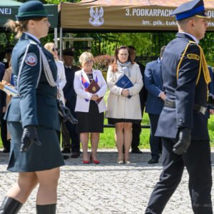 Zdjęcie przedstawia uczestników obchodów Narodowego Dnia Zwycięstwa