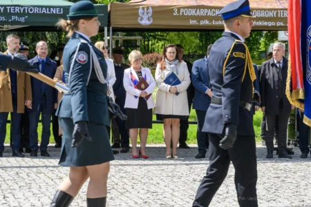 Zdjęcie przedstawia uczestników obchodów Narodowego Dnia Zwycięstwa