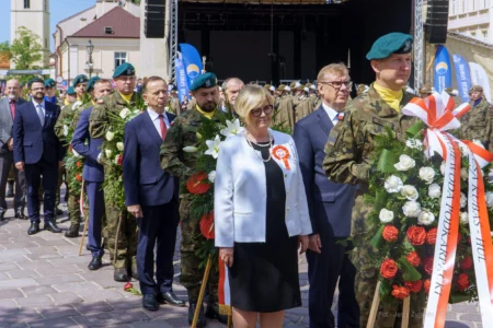 Zdjęcie przedstawia uczestników uroczystości Święta Konstytucji 3 Maja