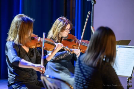 Zdjęcie przedstawia zespół muzyczny występujący podczas obchodów Dnia Samorządu Terytorialnego