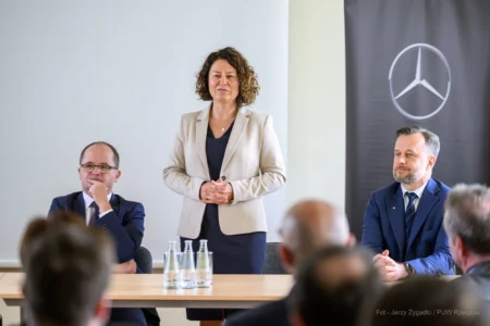 Zdjęcie przedstawia uczestników uroczystości podpisania umowy na zakup autobusów wodorowych