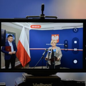 Zdjęcie przedstawia wojewodę podkarpackiego Teresę Kubas-Hul podczas konferencji prasowej