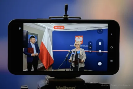 Zdjęcie przedstawia wojewodę podkarpackiego Teresę Kubas-Hul podczas konferencji prasowej