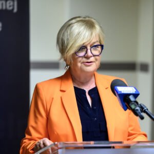 Zdjęcie przedstawia wojewodę podkarpackiego Teresę Kubas-Hul podczas otwarcia apteki szpitalnej w szpitalu MSWiA w Rzeszowie