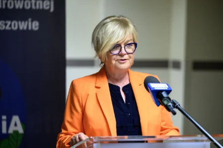 Zdjęcie przedstawia wojewodę podkarpackiego Teresę Kubas-Hul podczas otwarcia apteki szpitalnej w szpitalu MSWiA w Rzeszowie