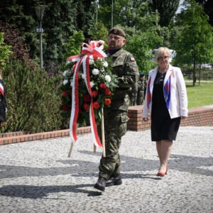 Zdjęcie przedstawia uczestników obchodów Narodowego Dnia Zwycięstwa