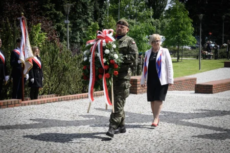 Zdjęcie przedstawia uczestników obchodów Narodowego Dnia Zwycięstwa