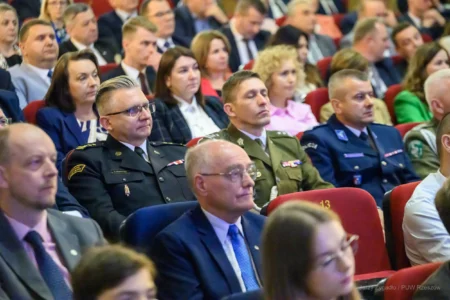 Zdjęcie przedstawia uczestników obchodów Dnia Samorządu Terytorialnego