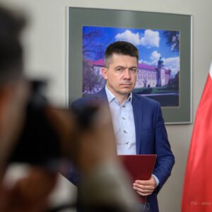 Zdjęcie przedstawia wojewodę podkarpackiego Teresę Kubas-Hul podczas konferencji prasowej