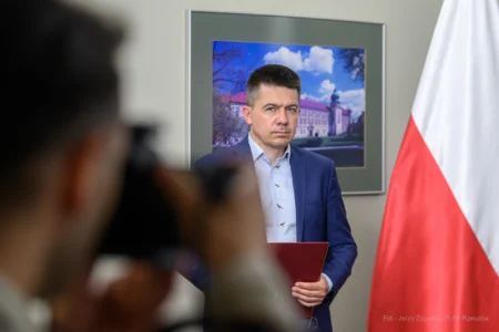 Zdjęcie przedstawia wojewodę podkarpackiego Teresę Kubas-Hul podczas konferencji prasowej