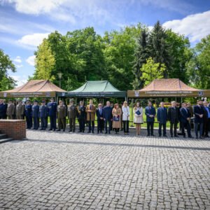 Zdjęcie przedstawia uczestników obchodów Narodowego Dnia Zwycięstwa