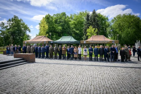 Zdjęcie przedstawia uczestników obchodów Narodowego Dnia Zwycięstwa