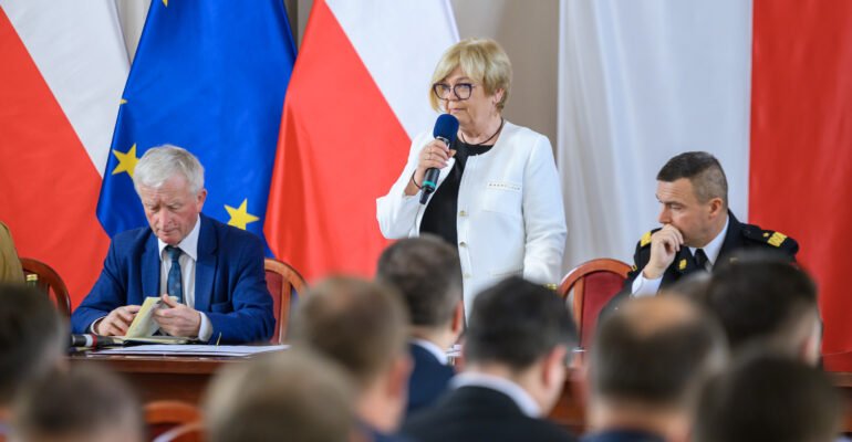 Zdjęcie przedstawia wojewodą podkarpackiego Teresę Kubas-Hul przemawiającą podczas szkolenia z zakresu ochrony ludności i obrony cywilnej