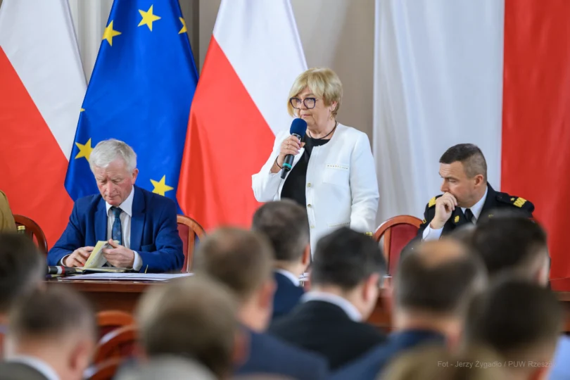 Zdjęcie przedstawia wojewodą podkarpackiego Teresę Kubas-Hul przemawiającą podczas szkolenia z zakresu ochrony ludności i obrony cywilnej