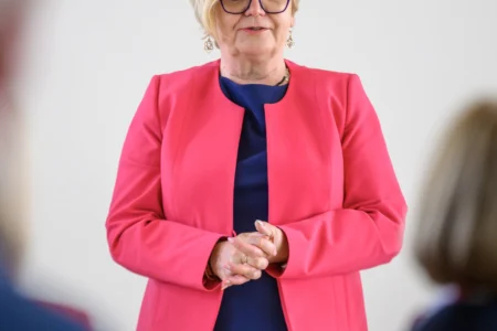 Zdjęcie przedstawia uczestników uroczystości podpisania umowy na zakup autobusów wodorowych