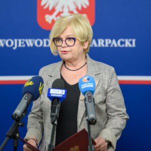Zdjęcie przedstawia wojewodę podkarpackiego Teresę Kubas-Hul podczas konferencji prasowej