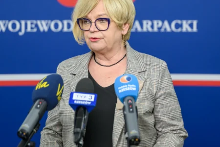 Zdjęcie przedstawia wojewodę podkarpackiego Teresę Kubas-Hul podczas konferencji prasowej