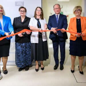 Zdjęcie przedstawia uczestników uroczystości otwarcia apteki szpitalnej