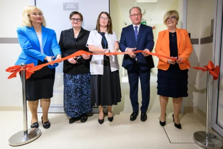 Zdjęcie przedstawia uczestników uroczystości otwarcia apteki szpitalnej