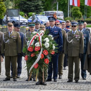 Zdjęcie przedstawia uczestników obchodów Narodowego Dnia Zwycięstwa