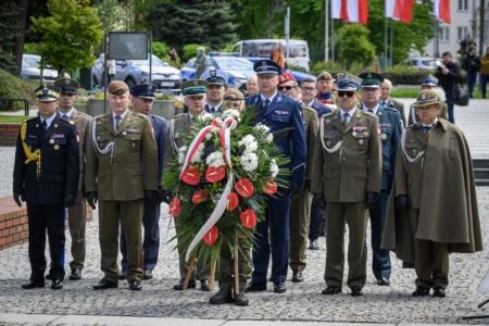 Zdjęcie przedstawia uczestników obchodów Narodowego Dnia Zwycięstwa