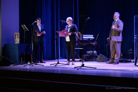 Teresa Kubas-Hul, Wojewoda Podkarpacki przemawia na scenie w WDK